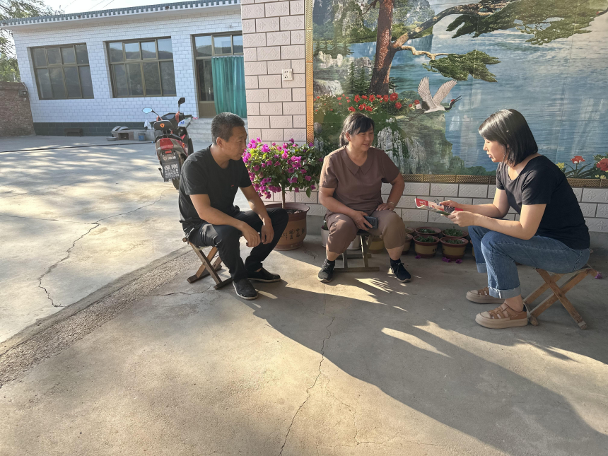 齊家佐鎮宣傳工作人員到文明積分戶家中開展宣講。 賈聰敏攝