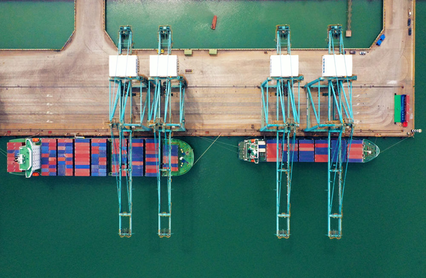 滿載貨物的貨輪靠泊在黃驊港綜合港區集裝箱碼頭。 苑立偉攝