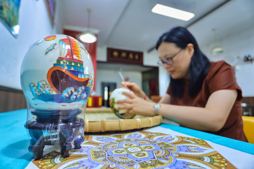 在河北省唐山市丰南区西葛镇一家庭农场内，工作人员正在对鸵鸟蛋进行二次加工雕刻。 毕帅摄