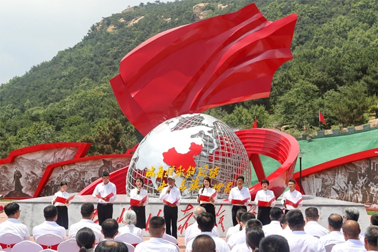 6月29日，黨員代表在赤旗廣場落成揭牌儀式上表演配樂詩朗誦《五峰五峰》。 劉雙喜攝