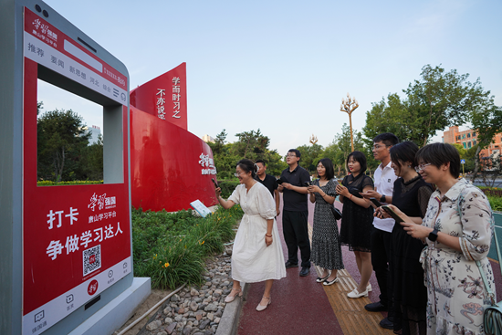 6月28日,参加迁安市宣传思想文化系统培训的学员来到“学习强国”主题广场开展主题学习活动。 陈儒摄