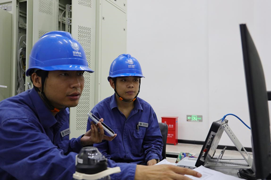6月28日，河北送变电公司员工对工程进行调试。 王玮琳摄