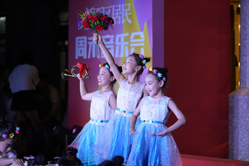 学生参与石家庄市桥西区居民周末音乐会演出。闫志国摄