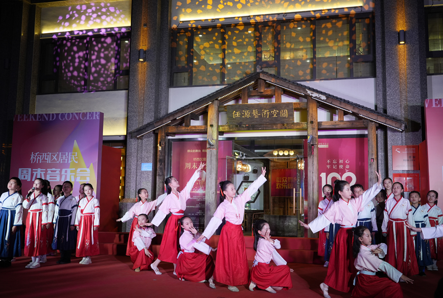 7月1日晚，石家庄市桥西区居民周末音乐会举行。 闫志国摄