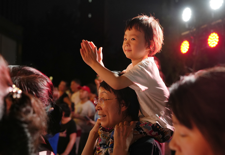石家庄市桥西区居民周末音乐会吸引市民观看。 闫志国摄