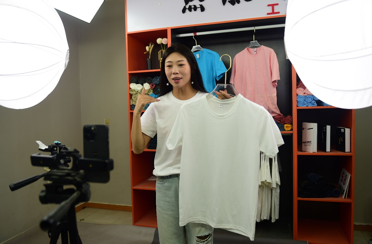 一家服装公司电商工作人员在直播卖货。 傅新春摄