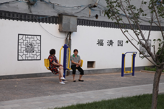 石家庄市橋西區附近居民在新建成的福清園休息聊天。 吳夢瑩攝