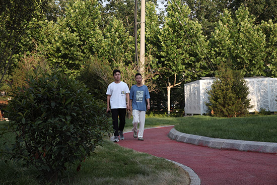 石家庄市橋西區居民在新建的振二街游園休閑步道散步。 吳夢瑩攝