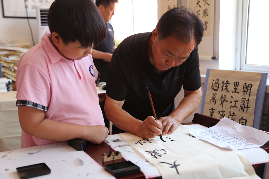 書法家為學生作書寫示范。 李勇超攝