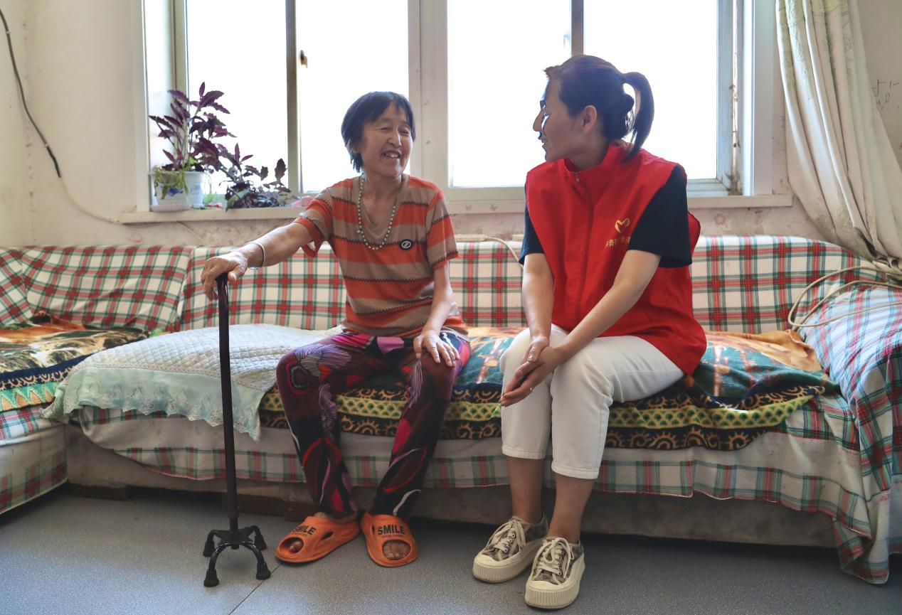 東光縣民政局工作人員詢問老人生活中的具體需求。 陳英華攝