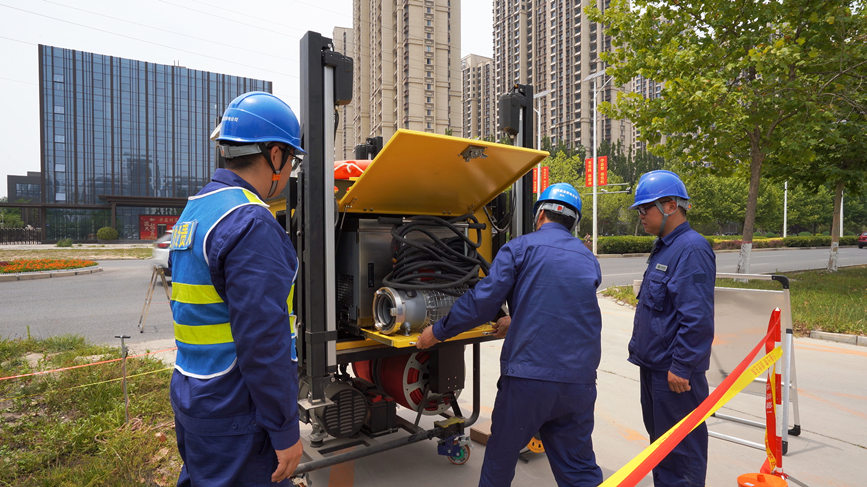 國網保定供電公司工作人員進行高機動排水方艙運行准備工作。 耿琦攝