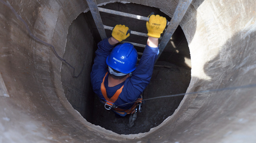 國網保定供電公司工作人員進入電纜隧道。 耿琦攝