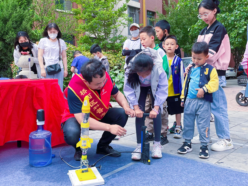 石家庄桥西区科学技术协会在新石街道第三社区举行航天科普体验活动。 赵天玉摄
