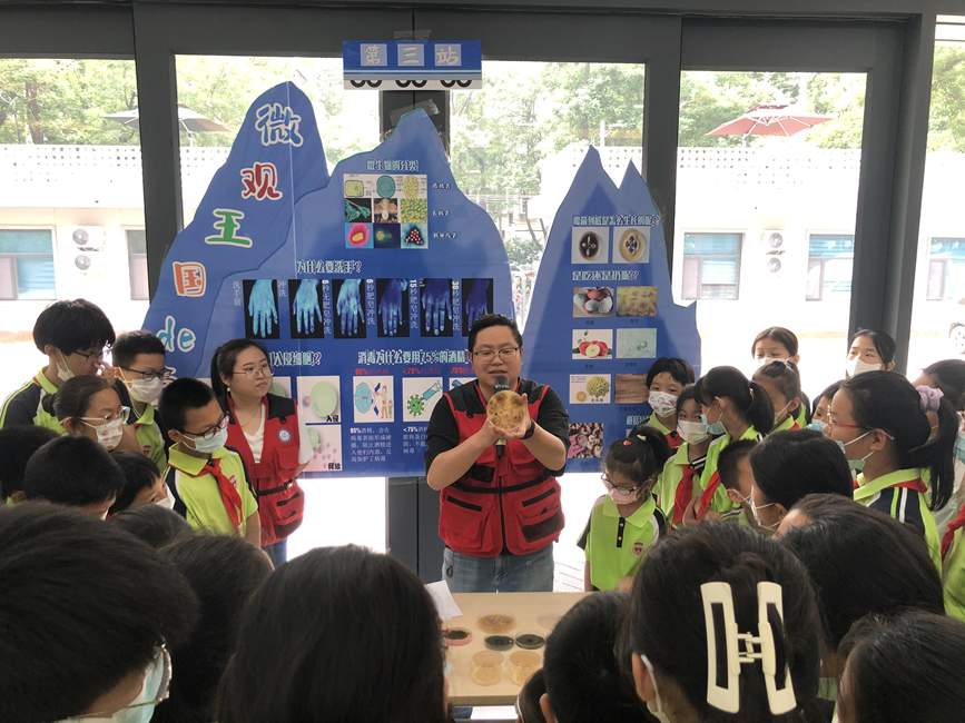 石家庄桥西区西里街道开展“走进微观世界”科普宣传活动。 胡颉摄