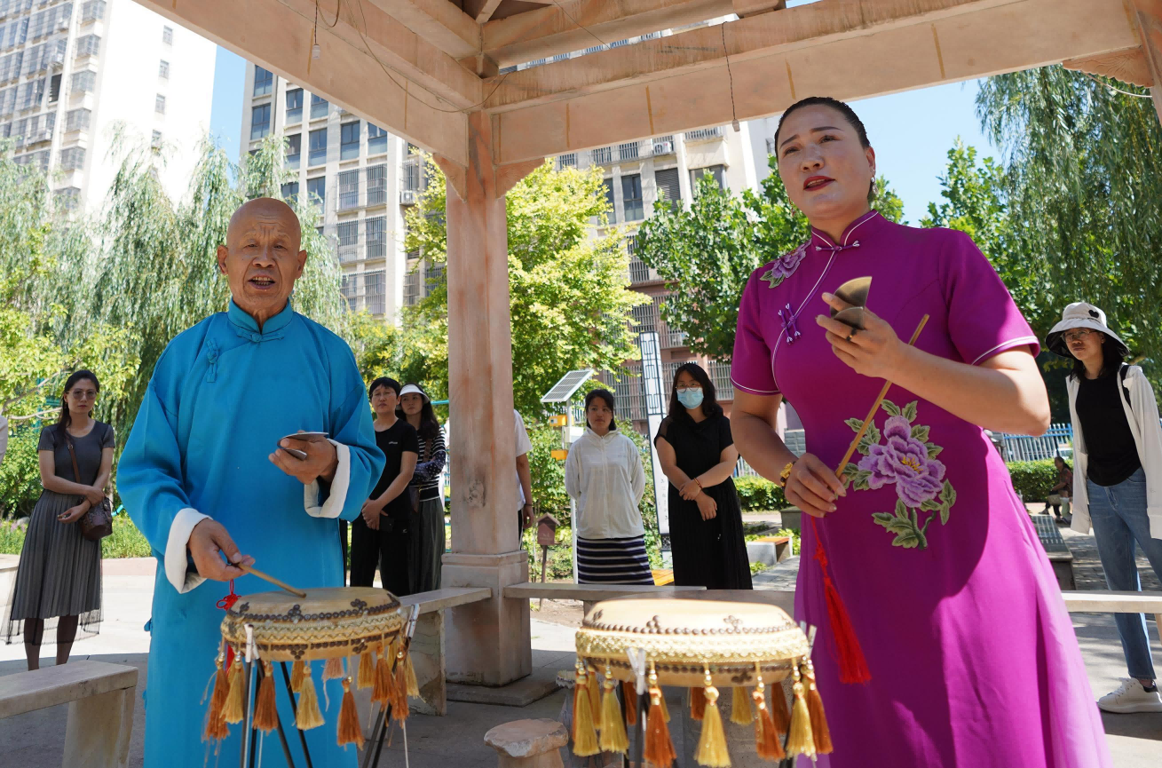 唐桂義和弟子在晨曦家園社區演唱對口樂亭大鼓《禮贊新時代》。 趙爽攝