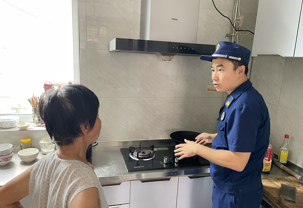 宣讲员走进群众家中讲解用气安全知识。 谷聪聪摄
