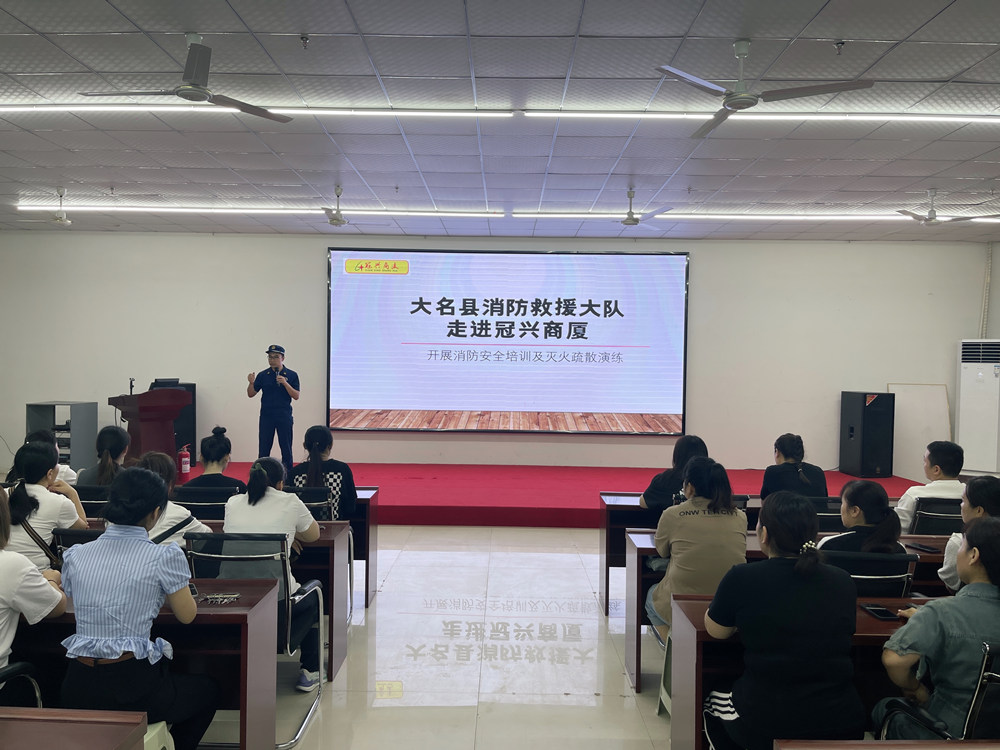 宣讲员走进企事业单位开展消防知识宣讲。 谷聪聪摄