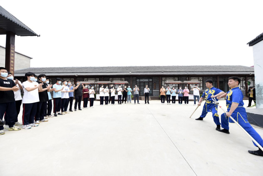在文安县苏桥镇大清河人文纪念馆，游客观看国家非物质文化遗产飞叉表演。 高丹钰摄