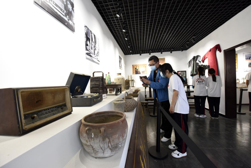 在文安县苏桥镇大清河人文纪念馆，游客正在参观老物件展览。 高丹钰摄