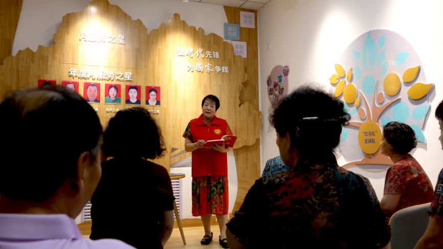 滄州市新華區志強路社區將“先鋒課堂”搬到社區鄰裡會客廳，定期邀請轄區紅馬扎宣講隊組織開展黨史理論宣講活動。 楊晨攝