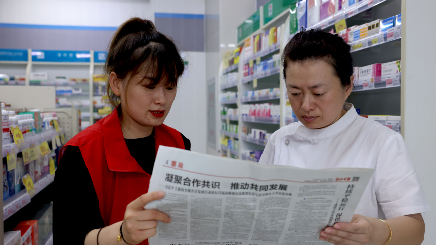 社區工作人員還依托黨報黨刊，將黨的理論知識傳播到轄區各個經營單位，進一步擴大理論宣講的群眾基礎。 楊晨攝