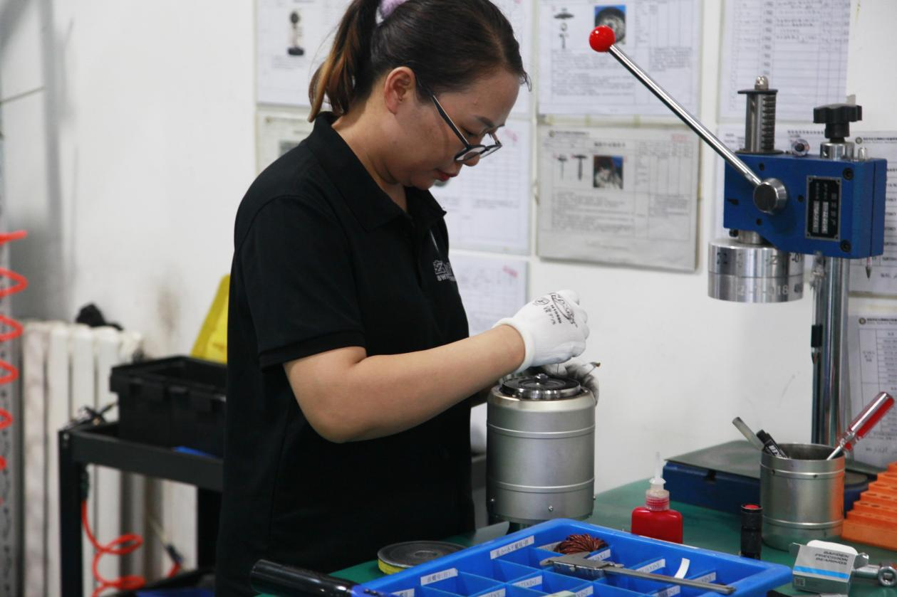 保定市玄雲渦噴動力設備研發有限公司工作人員在對發動機進行檢修。 劉艷東攝