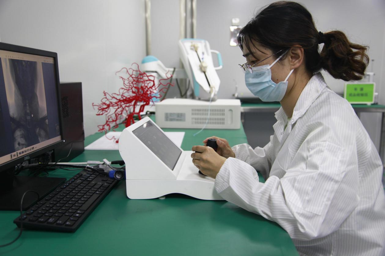 易度河北機器人科技有限公司工作人員在操作微創血管介入手術輔助系統。 劉艷東攝