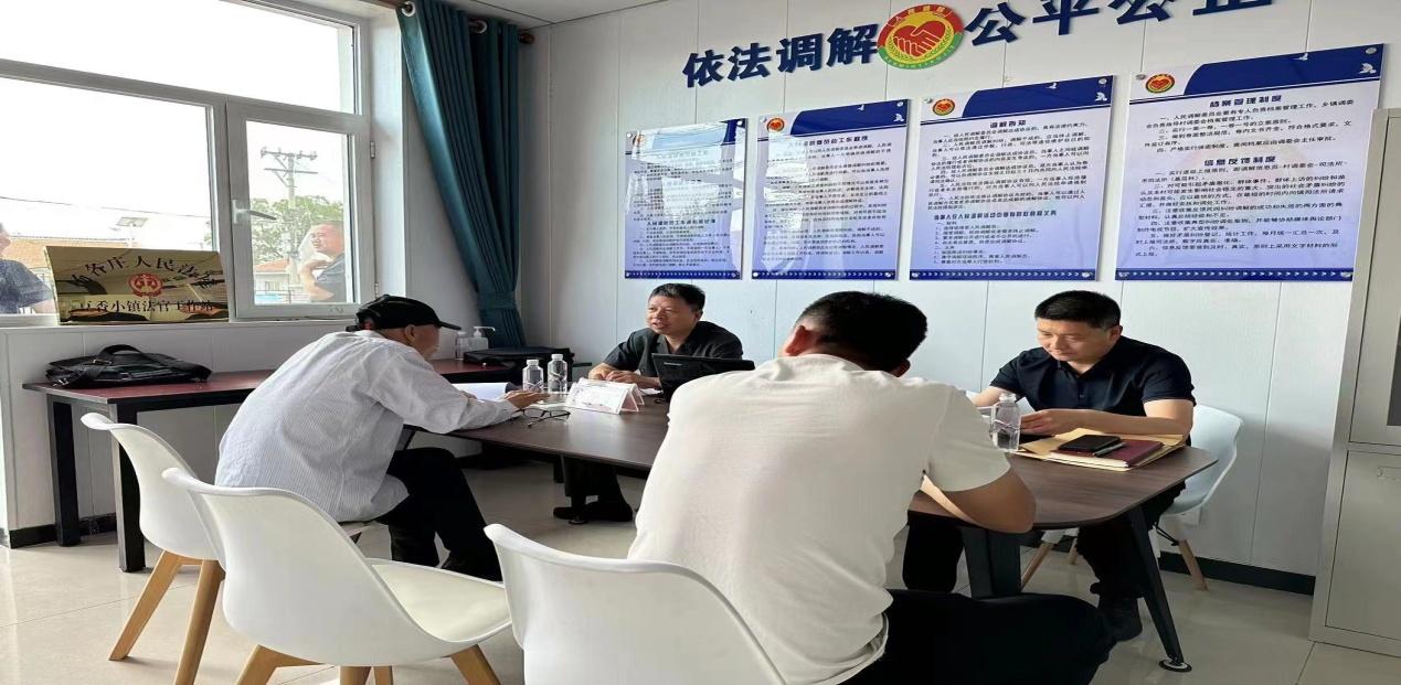 法官工作站人员及网格员对双方当事人进行调解。 杨帅摄