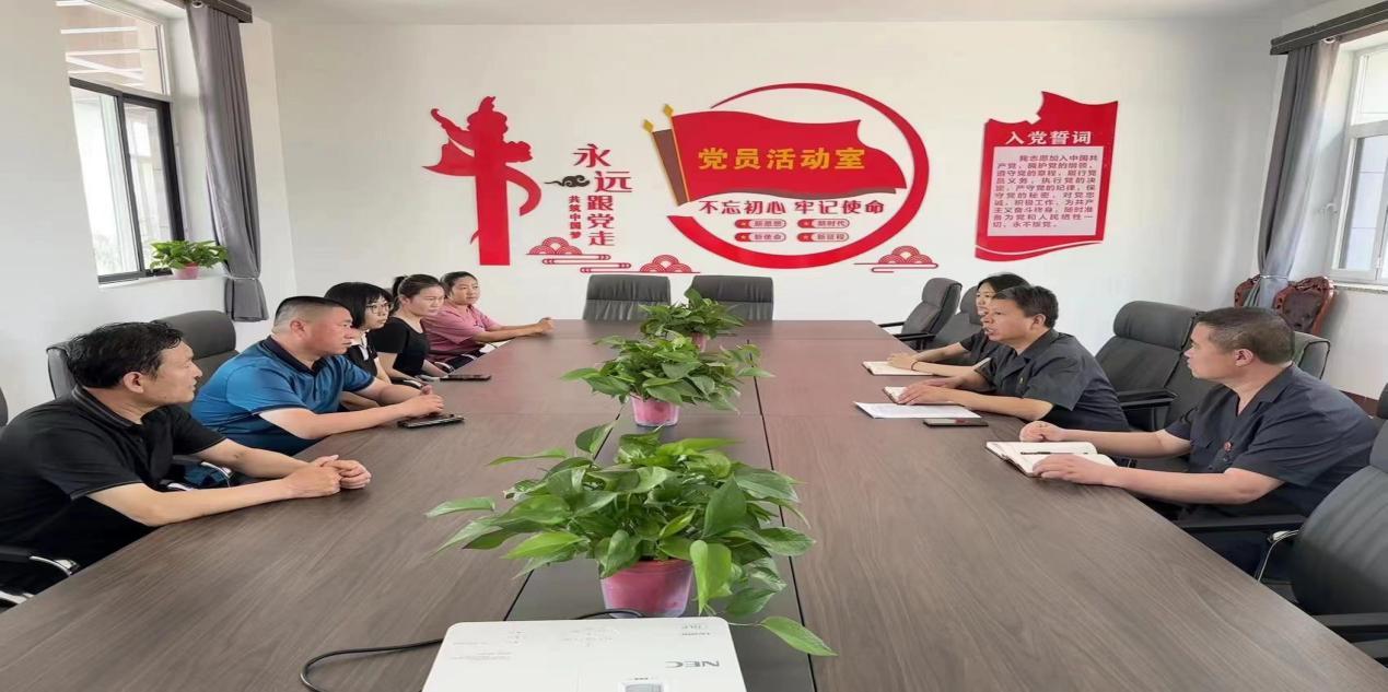 法官工作站人员为当地企业传授防范诉讼风险的策略。 杨帅摄