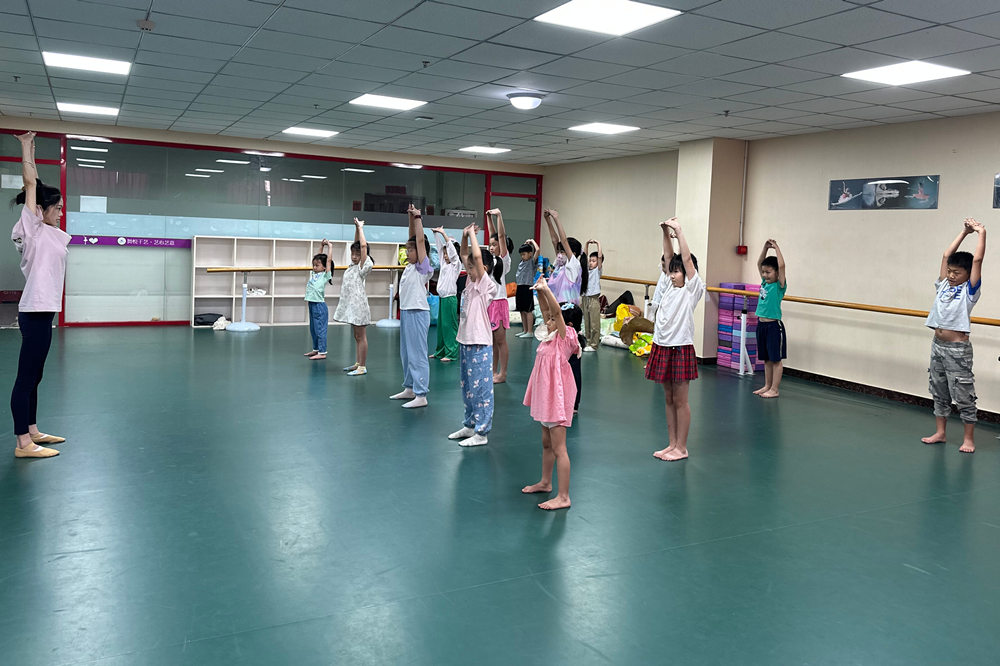 孩子们在暑期托管班进行体育锻炼。 贾佩摄