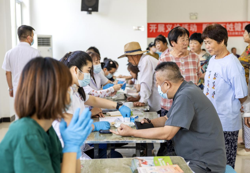 簽約家庭醫生為村民進行免費義診。 孟東紅攝