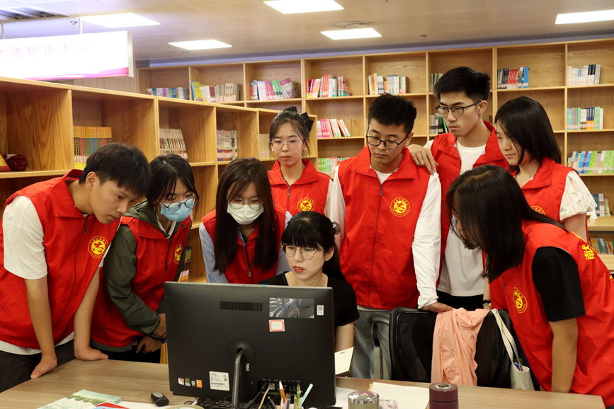 返鄉大學生在獻縣圖書館學習圖書管理軟件。 彭錦帥攝