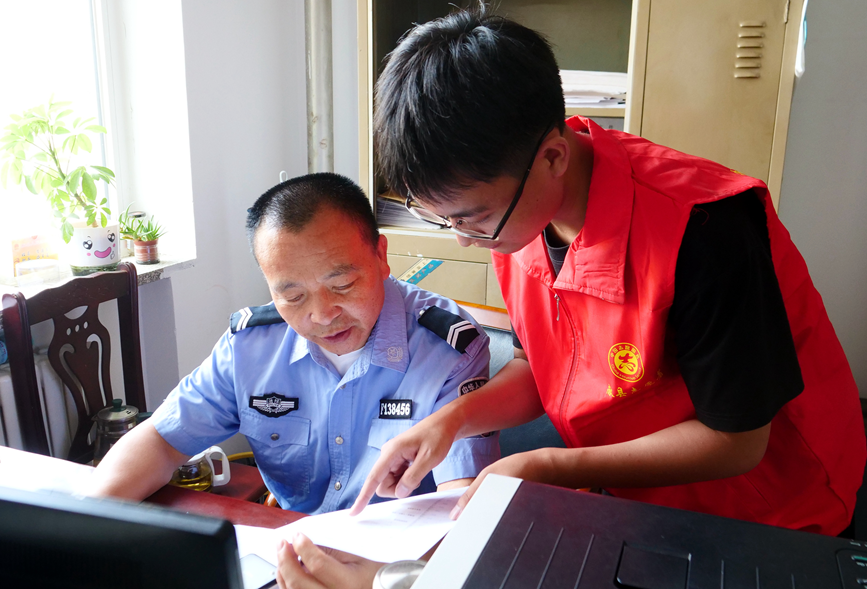 返鄉大學生在獻縣人民法院協助工作人員辦公。 史明鑒攝