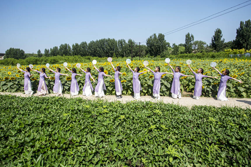 7月17日，河北省邯郸市复兴区二六七二街道大河坡村农耕研学基地，孩子们在老师指导下练习舞蹈动作。 聂长青摄