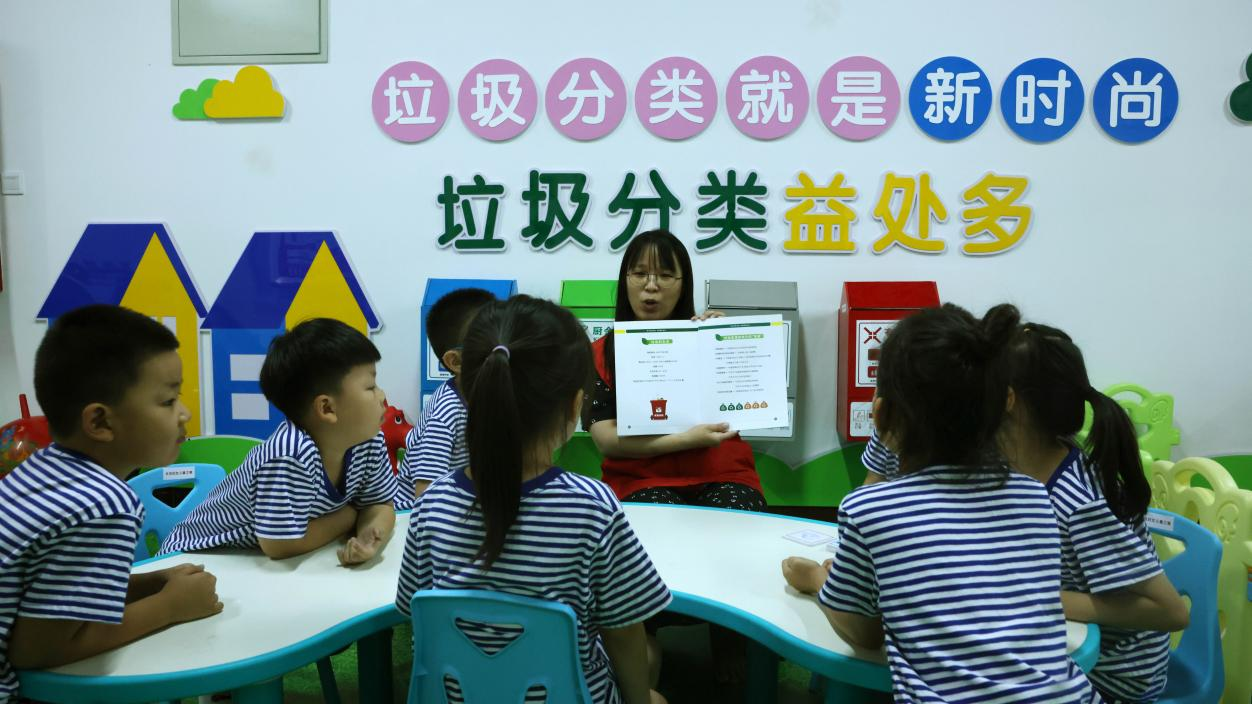 滄州市新華區熙園社區巾幗宣講員正在給社區兒童開展科普知識宣講。 楊晨攝