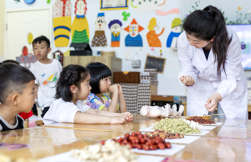 孩子们在学习识别中草药。 孟东红摄