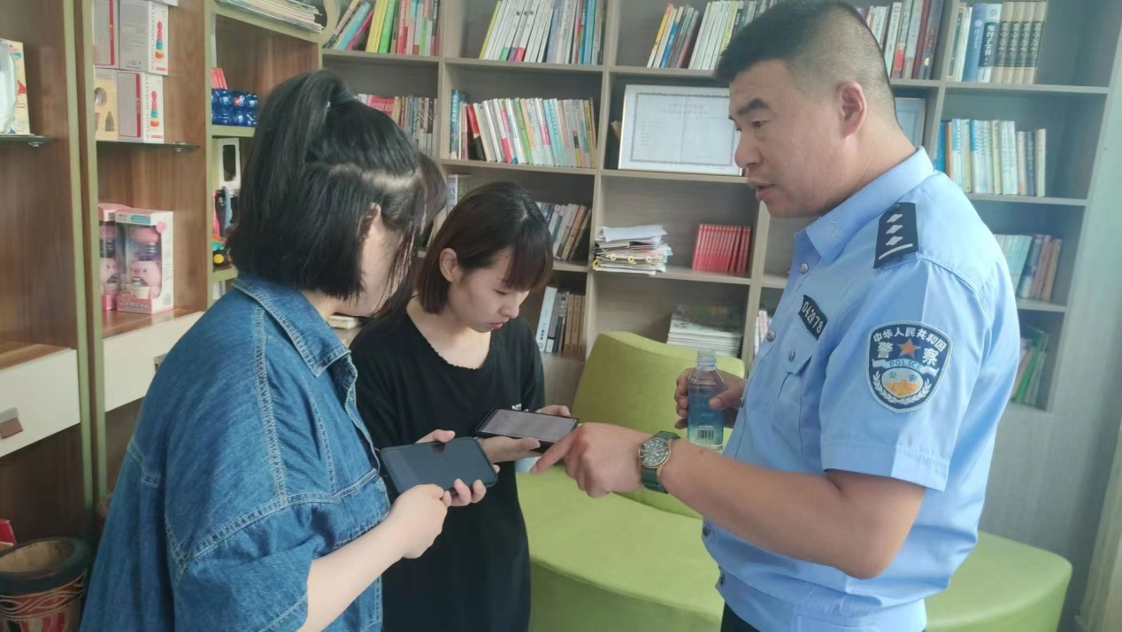 联合检查组工作人员正在查看从业人员资质。 韩志国摄