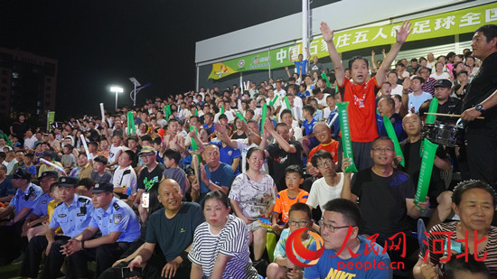 7月23日，中国·石家庄五人制足球全国擂台赛开赛，现场吸引许多市民观赛。 人民网记者 祝龙超摄