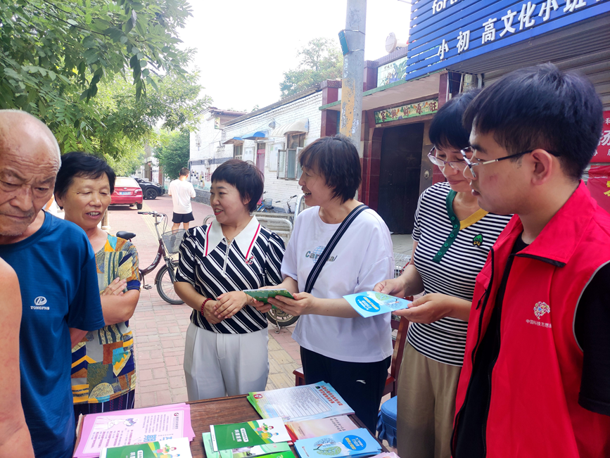 科協工作人員向村民科普科技展知識。 邵強攝