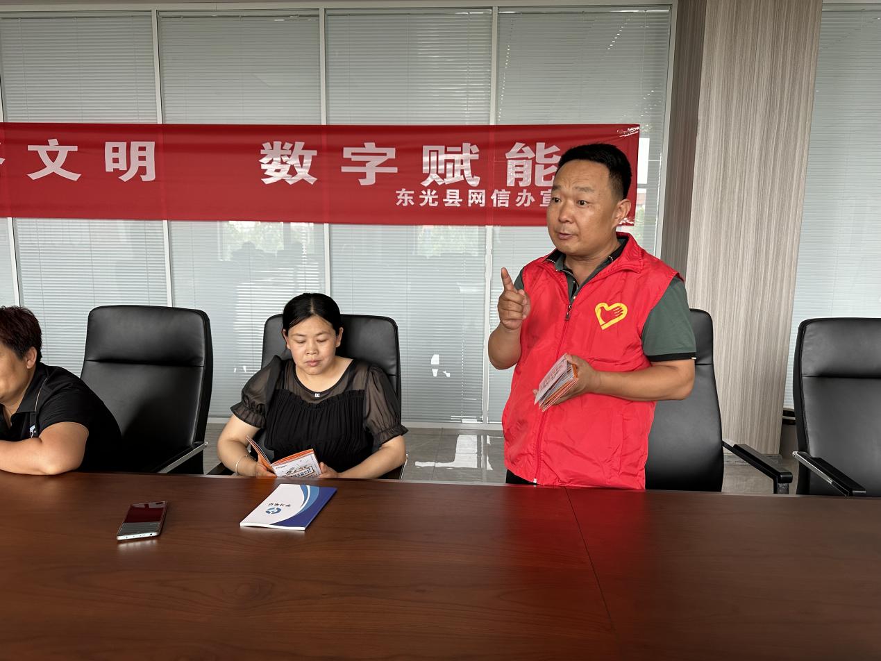 工作人员进企业为员工普及网络安全知识。 孟悦摄