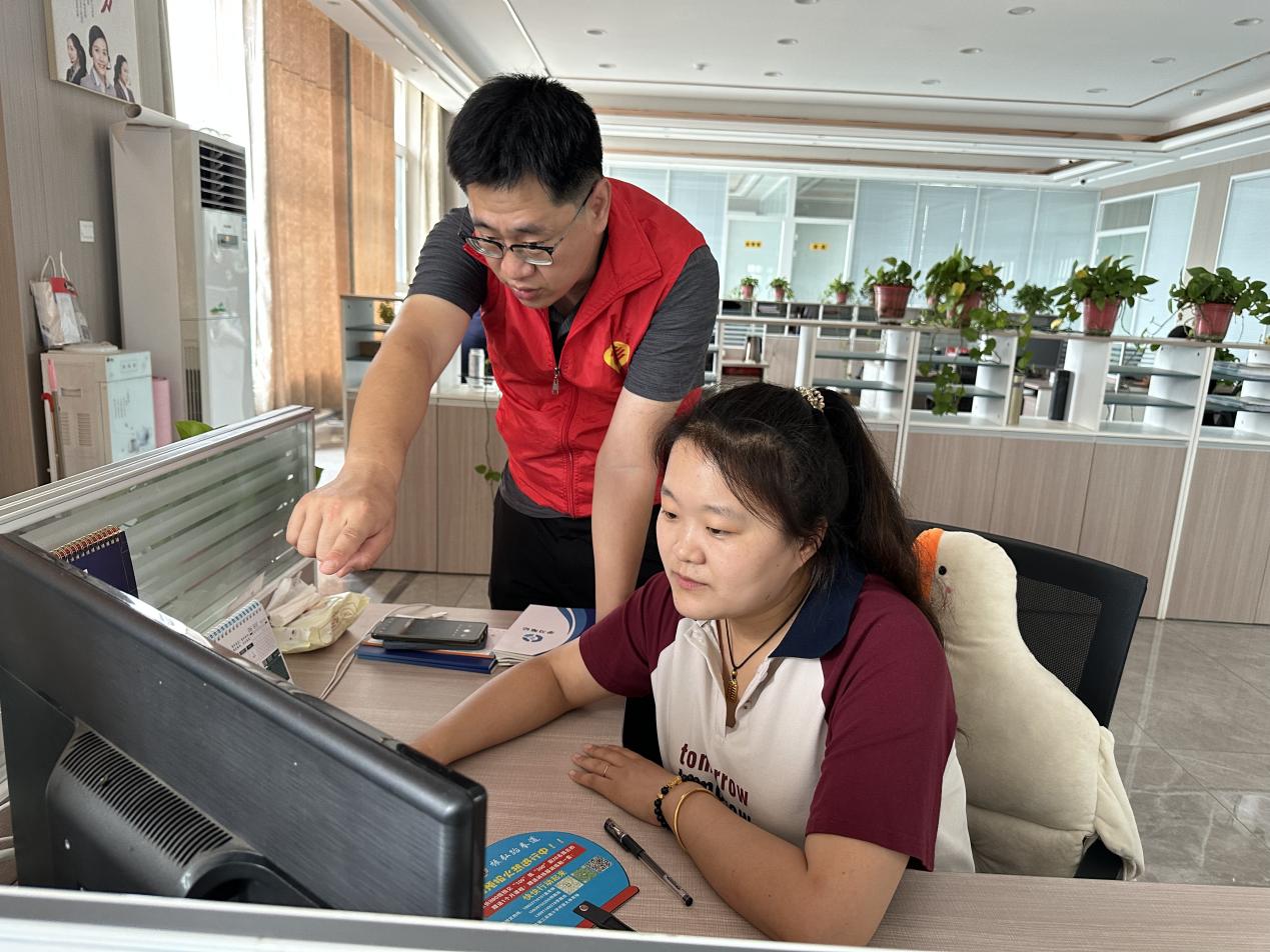 工作人员指导企业员工安全运用网络软件。 孟悦摄