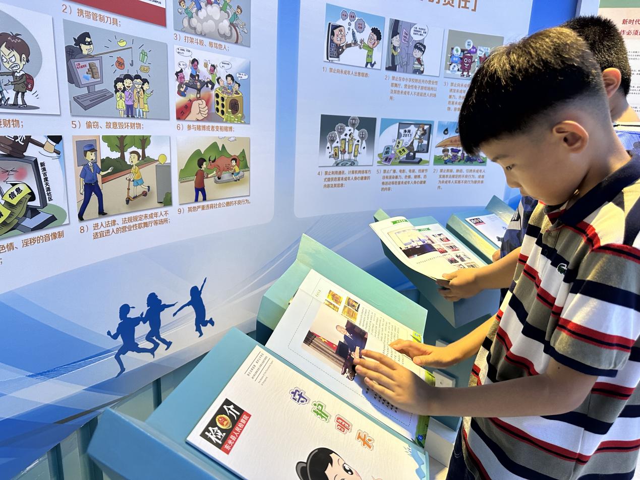 小朋友们阅读网络安全书籍。 孟悦摄