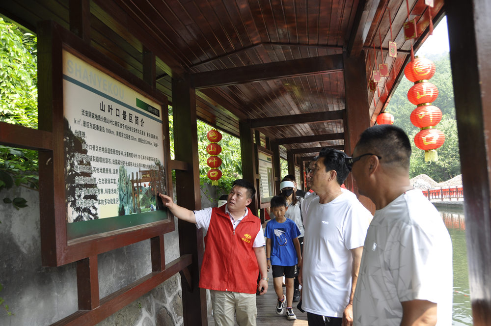 党员志愿者向游客介绍景区倡导文明旅游。 商立超摄