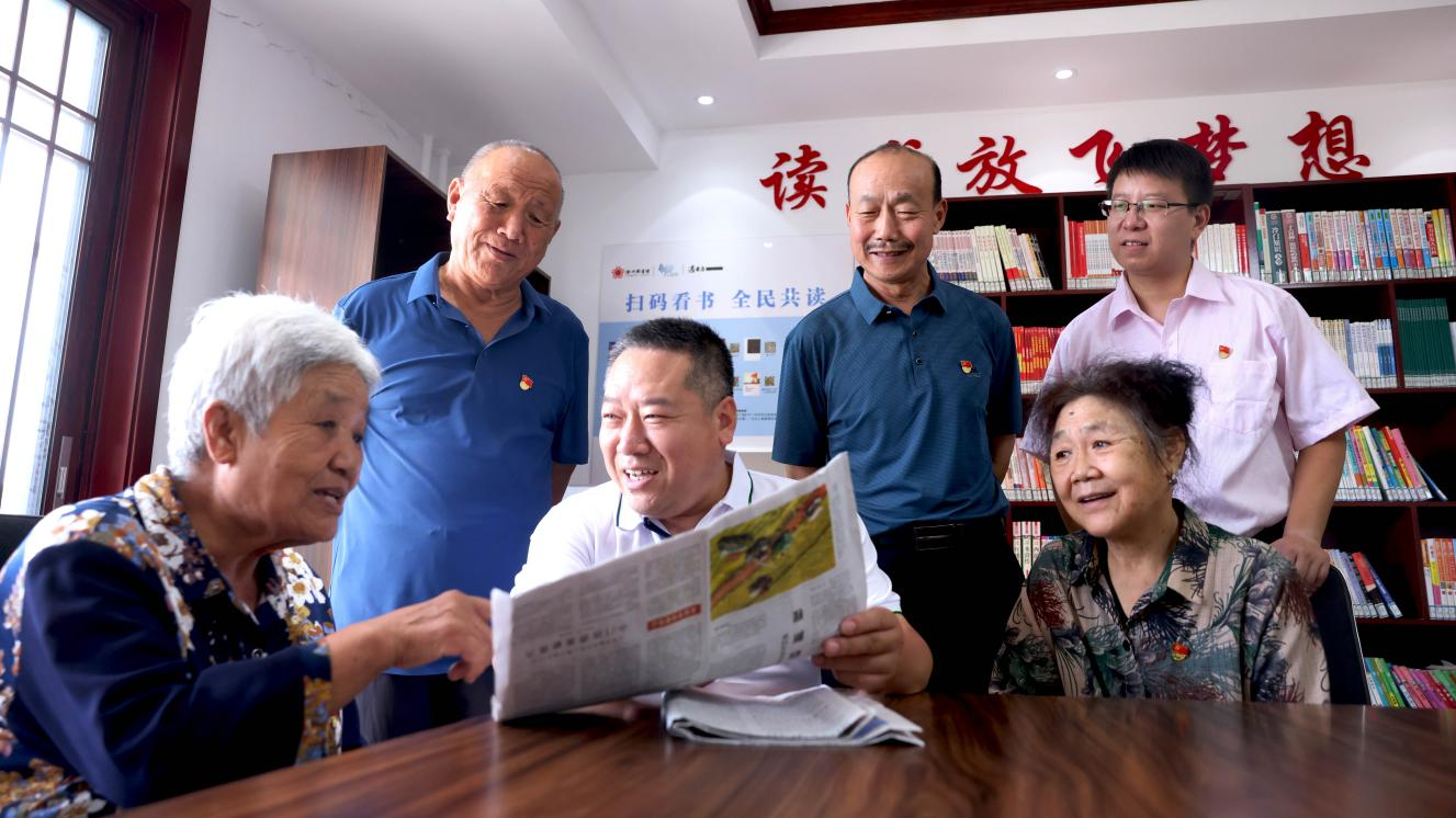 在滄州市新華區鐵路北村社區,“老帶新宣講團”宣講員正在給社區老黨員宣講黨的政策理論。 楊晨攝
