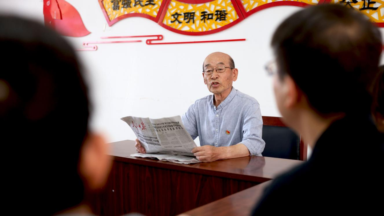 在沧州市新华区“老带新宣讲团”宣讲活动现场,社区老党员通过读报、故事分享等方式,为社区年轻党员开展宣讲。 杨晨摄