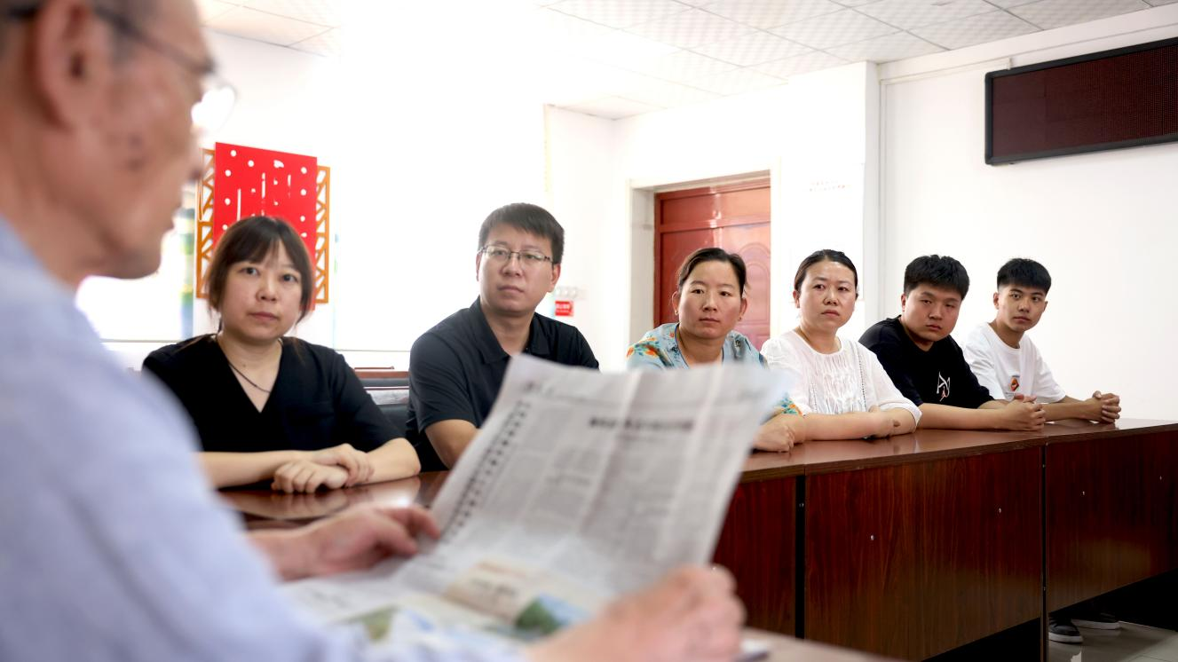 在沧州市新华区“老带新宣讲团”宣讲现场,老党员正在给社区年轻党员解读党的理论知识。 杨晨摄