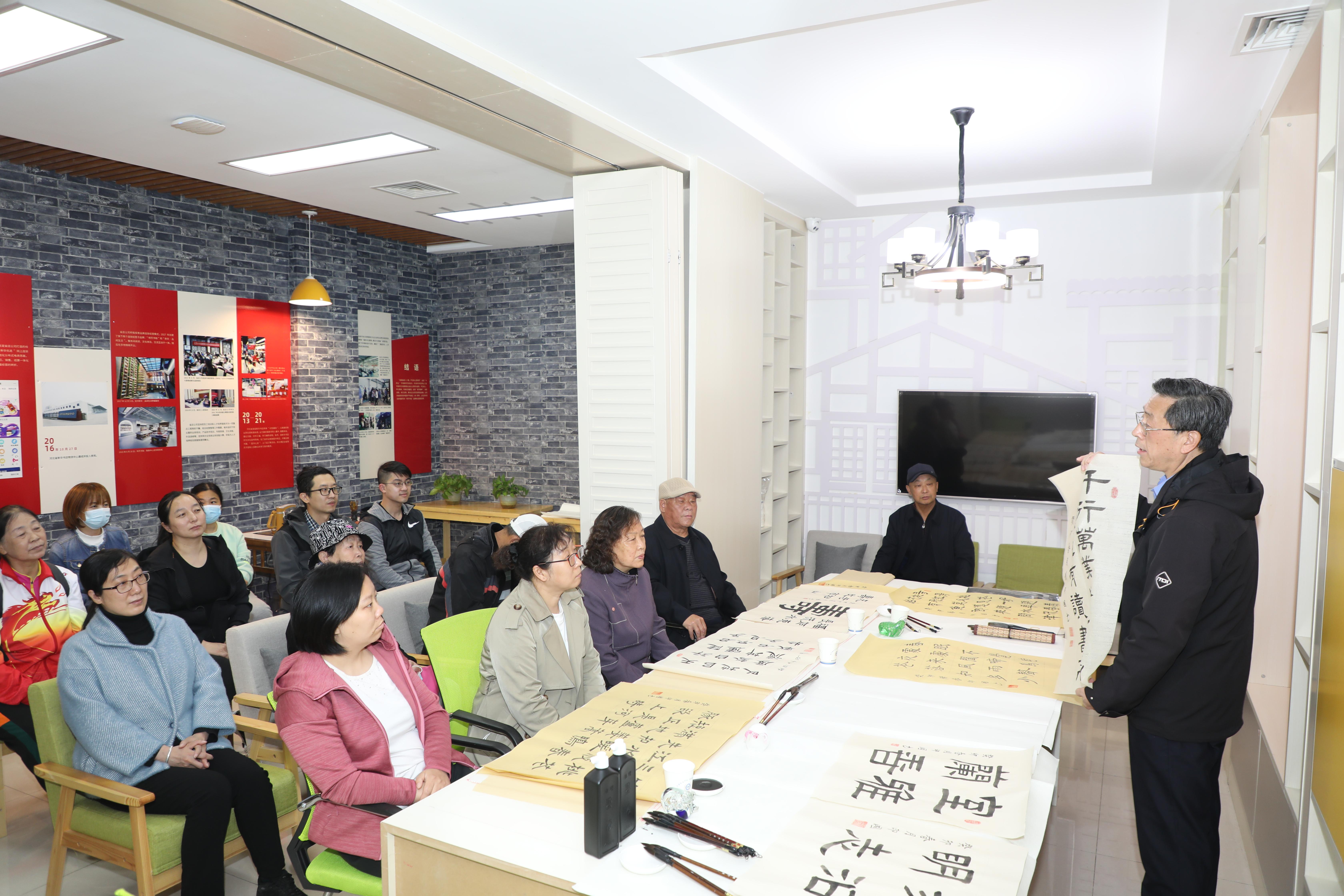 南长街道邀请书法老师在“融趣集·八度”书屋开展书法讲座。 董璐摄