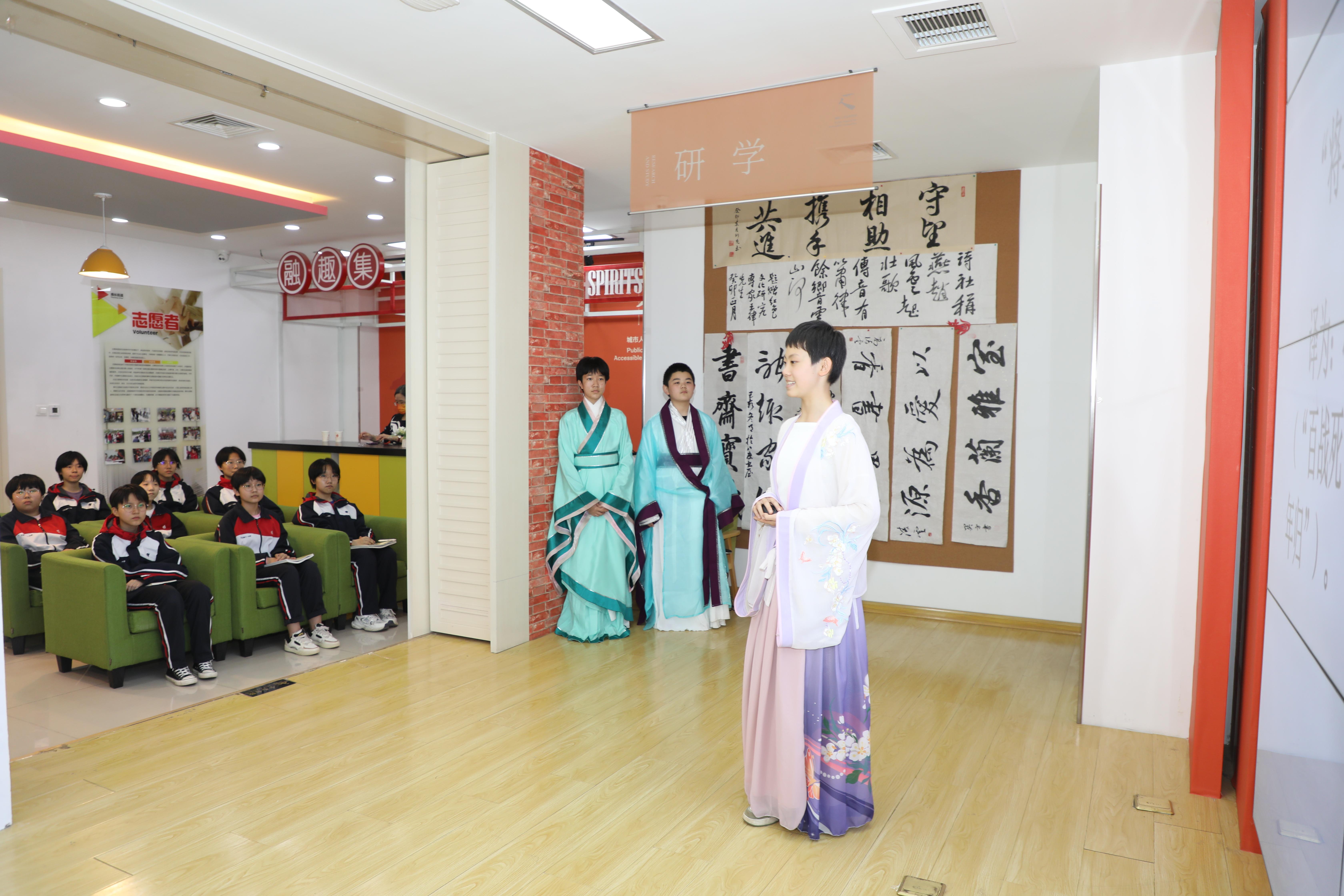 第十一中学在“融趣集·八度”书屋开展经典诵读活动。 董璐摄