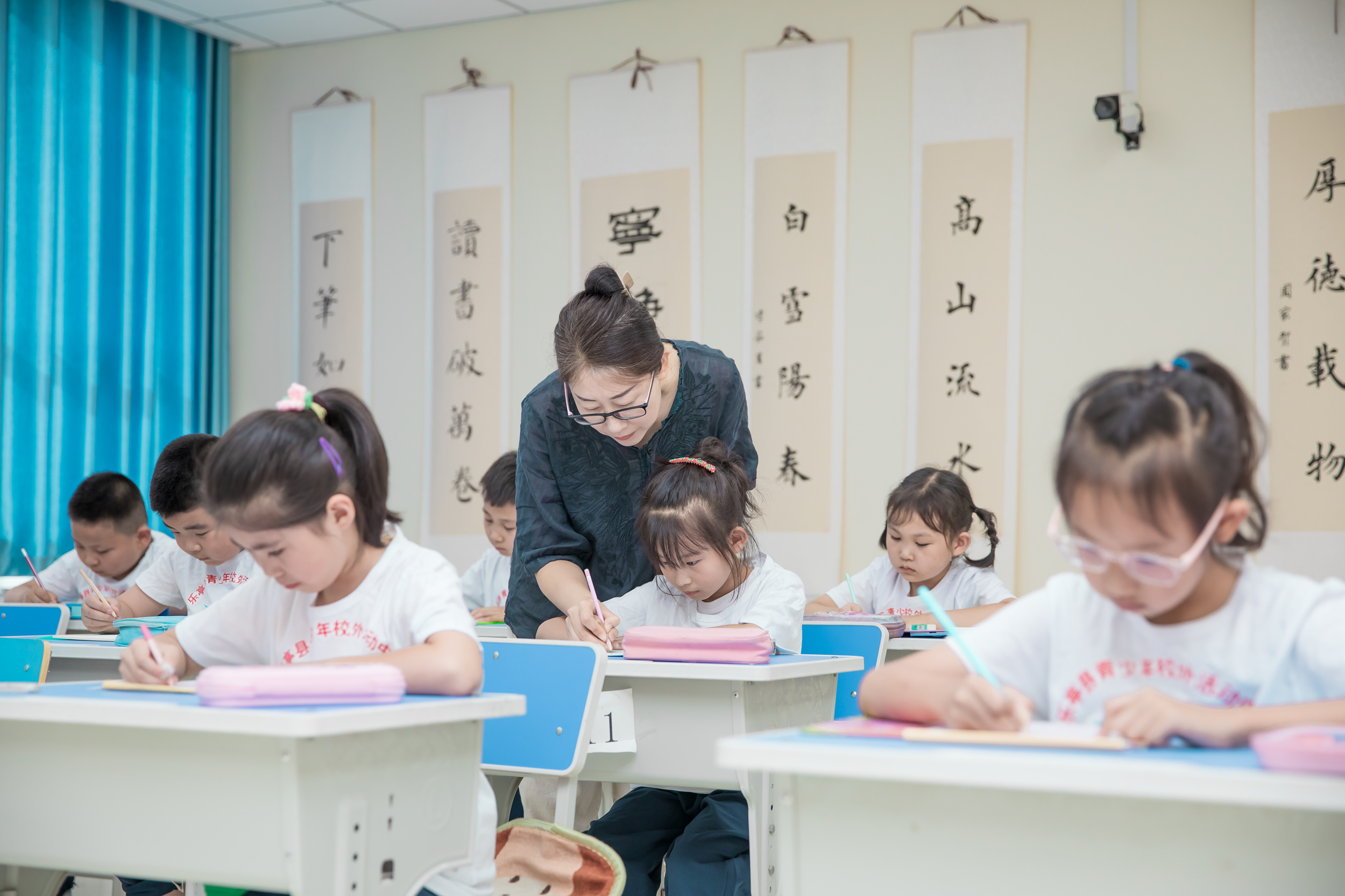 樂亭縣青少年活動中心內，老師在教孩子們練習硬筆書法。 劉建輝攝