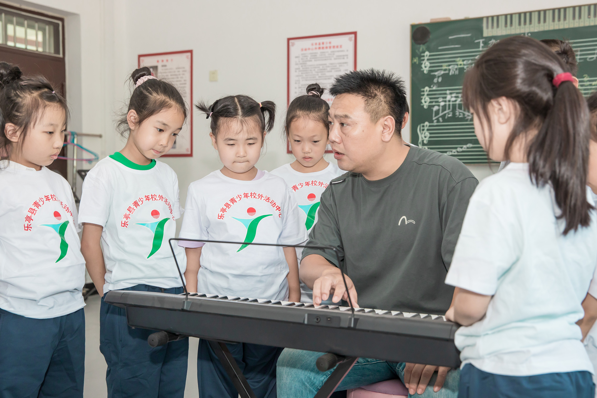 乐亭县青少年活动中心内，老师在教孩子们弹电子琴。 刘建辉摄